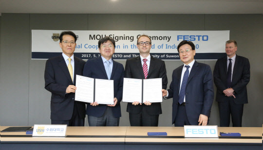 수원대학교(총장 이인수)가 17일 세계적인 교육플랫폼 생산업체 FESTO와 스마트팩토리 교육연구 산학협력을 위한 업무협약을 체결했다. 왼쪽부터 수원대 홍석우 부총장, 이남식 제2창학위원장, FESTO 룰레 엔리코 임원, 한국훼스토 박성호 대표. 수원대 제공